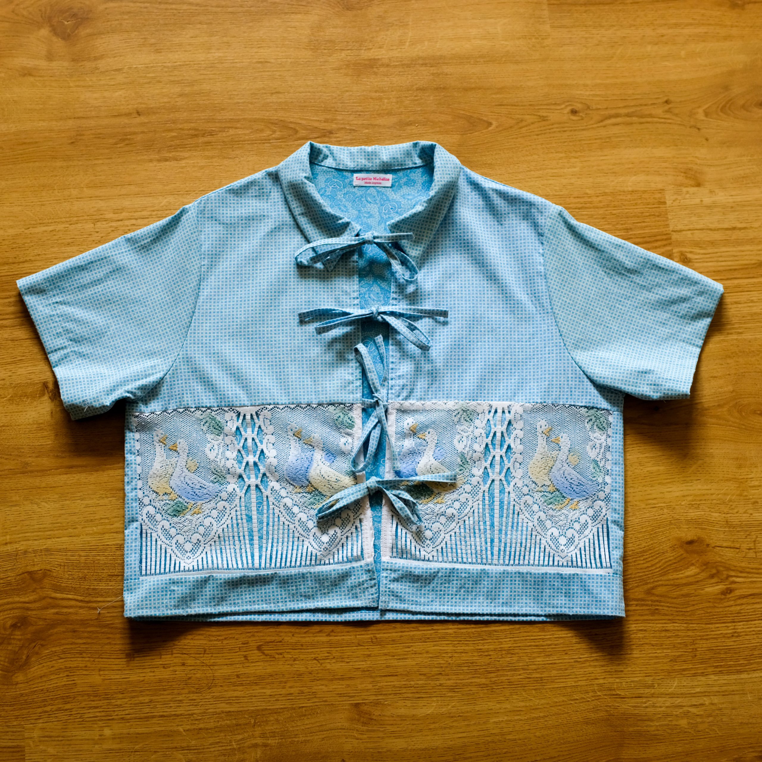 chemise manche courte avec de la dentelle oie