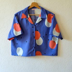 chemisette manche courte bleue avec pois rouge et blanc