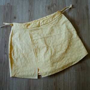jupe short jaune beurre taille ajustable avec lien sur le coté